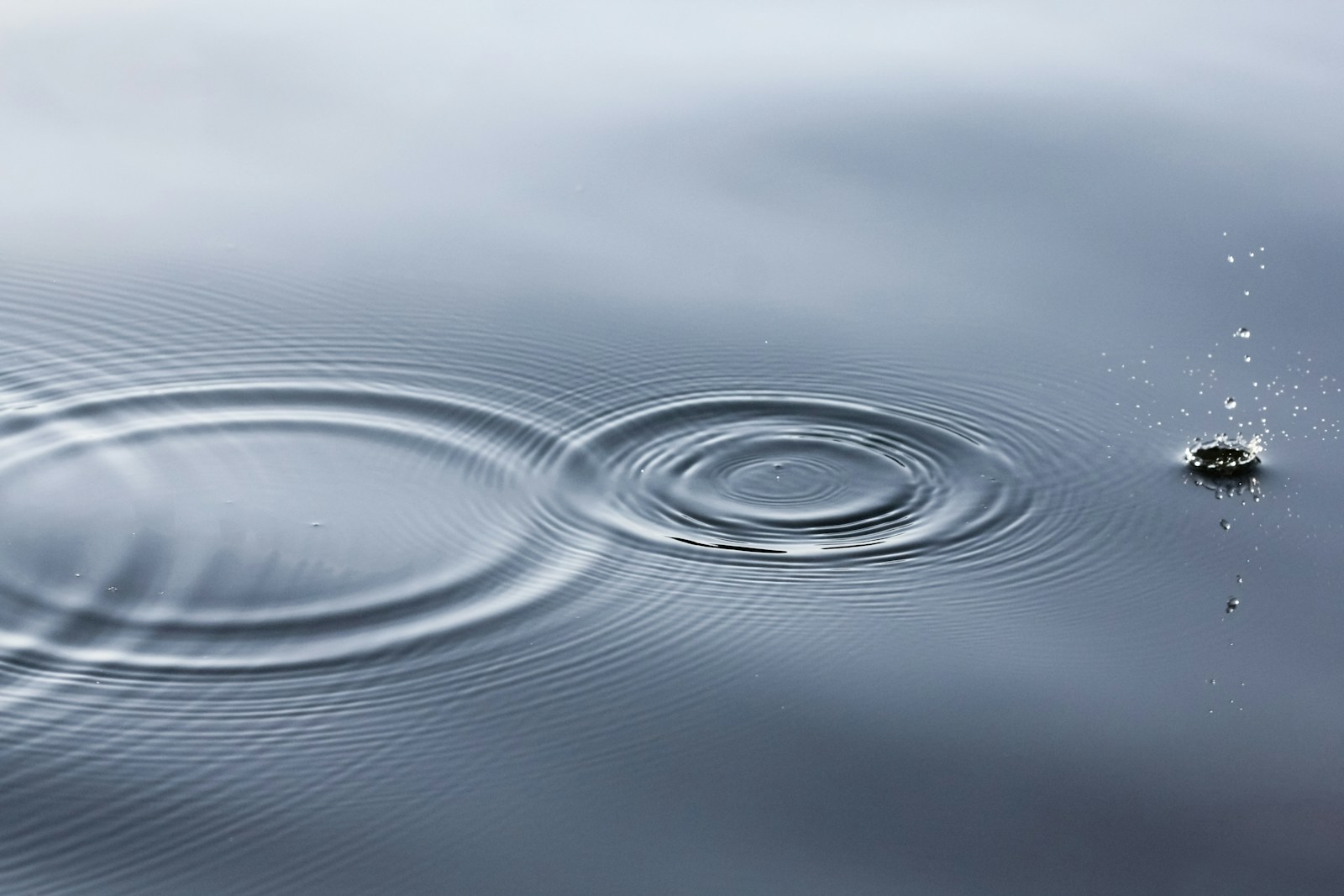 Photo by Linus Nylund water ripple